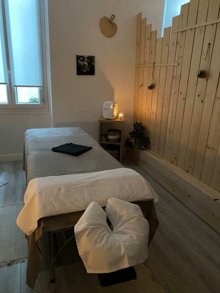 table de massage pour soin de fasciathérapie à Cannes par Jocelyne Rivas